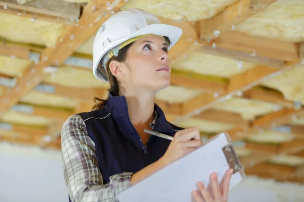 Female Builder Clipboard — Stock Photo, Image