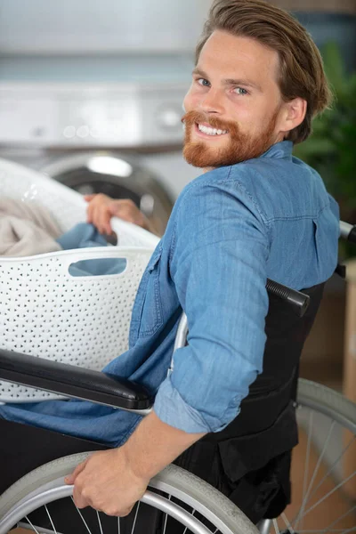 Behinderter Mann Wäscht Wäsche — Stockfoto