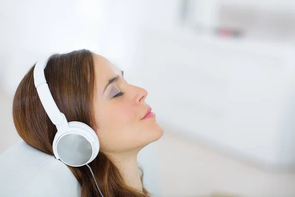女人通过听音乐放松 — 图库照片