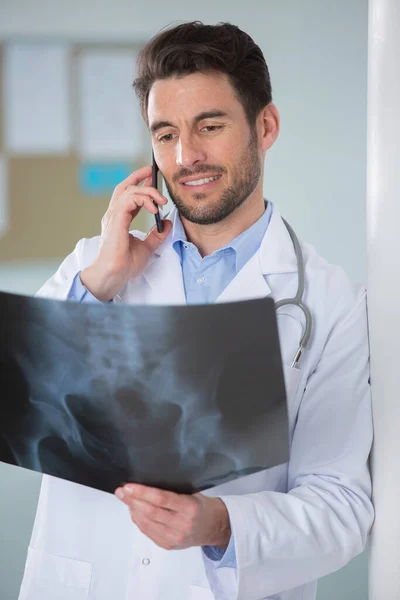 Glückliche Ärztin Telefon Mit Röntgenbild — Stockfoto
