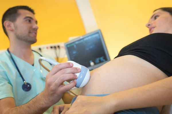 산부인과 의사가 임산부의 범프를 스캔하는 — 스톡 사진