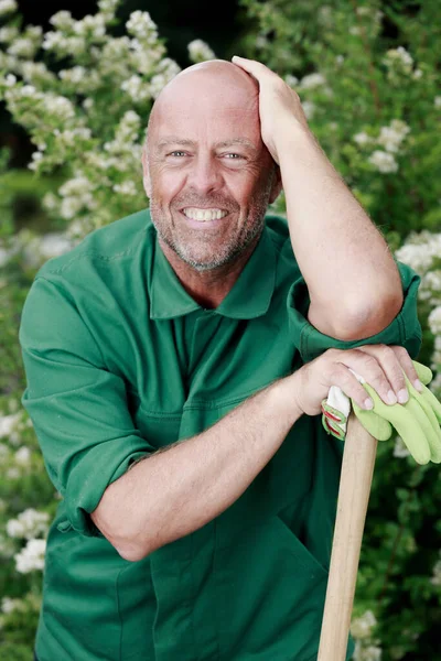 Homem Feliz Jardinagem Sorrindo Para Câmera — Fotografia de Stock