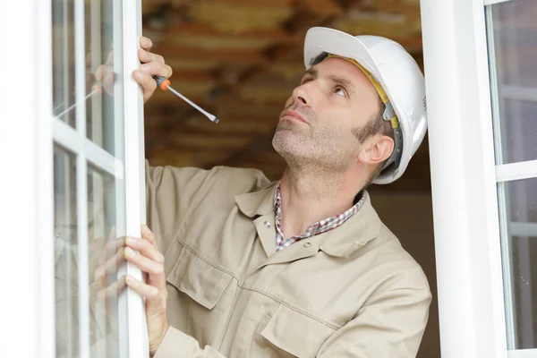 Reparateur Befestigt Fensterrahmen Zimmer — Stockfoto