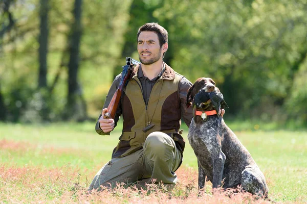 Jager Met Een Hond Een Dennenbos — Stockfoto