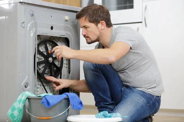 Adam Çamaşır Makinesini Tamir Ediyor Tamir Ediyor — Stok fotoğraf