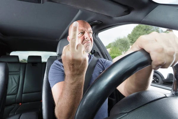 Άντρας Οδηγός Δείχνει Μια Άσεμνη Χειρονομία Μεσαίο Του Δάχτυλο — Φωτογραφία Αρχείου