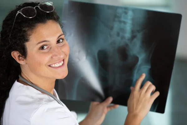 Médecin Féminin Vérifiant Image Radiographique — Photo