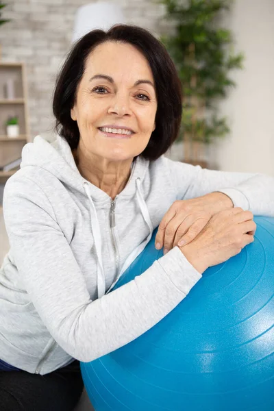 Happy Senior Kvinna Gör Yoga — Stockfoto