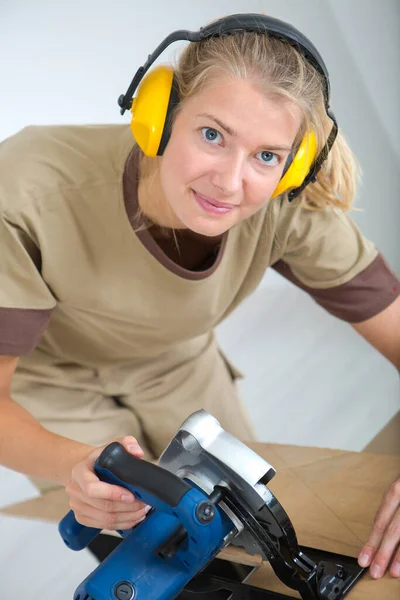Falegname Femminile Utilizzando Alcuni Utensili Elettrici Suo Lavoro — Foto Stock