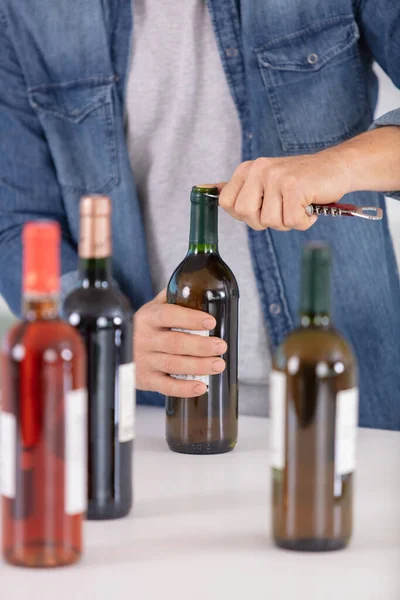 Young Woman Opens Bottle Wine — Stock Photo, Image