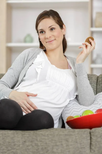 Hamile Kadın Taze Meyve Tutuyor Sağlıklı Besleniyor — Stok fotoğraf
