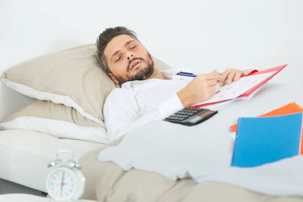 Εξαντλημένος Επιχειρηματίας Κοιμάται Στο Κρεβάτι Στο Δωμάτιο Του Ξενοδοχείου — Φωτογραφία Αρχείου