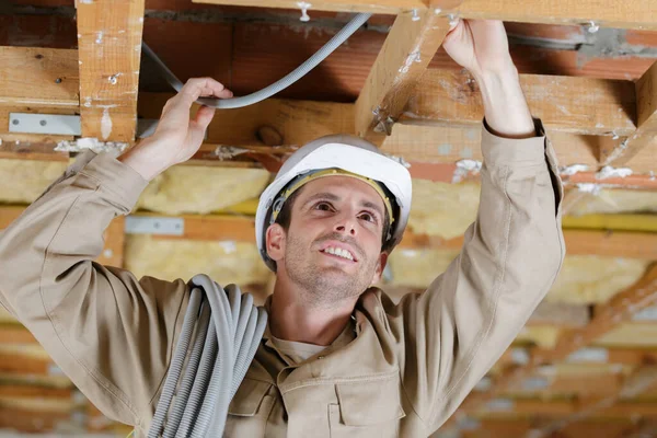 Trabalhador Construção Civil Que Trabalha Com Tubos Dentro Casa — Fotografia de Stock