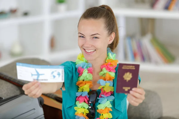 Junge Frau Zeigt Ihren Pass Und Ihr Ticket — Stockfoto