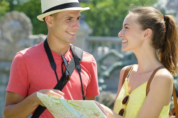 Uśmiechający Się Para Zakochanych Podróżując Mapą Zewnątrz — Zdjęcie stockowe