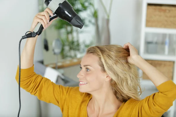 Eine Glückliche Frau Trocknet Ihre Haare — Stockfoto