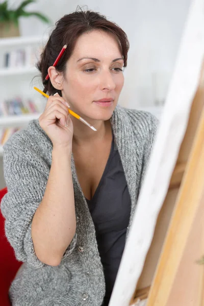 Vrouwelijke Kunstenaar Tekening Schets Atelier — Stockfoto