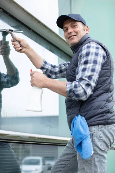 Mann Mit Mütze Putzt Fenster Freien — Stockfoto