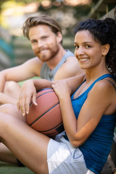 Paar Entspannt Sich Nach Basketballspielen — Stockfoto