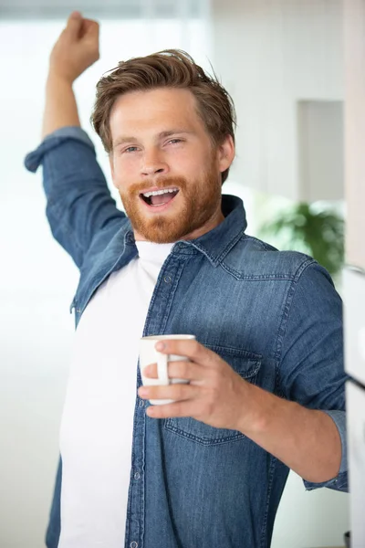 Een Maandagochtend Man Die Koffie Drinkt — Stockfoto