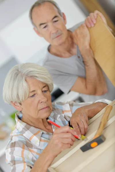 Bejaardenpaar Met Renovatietools — Stockfoto
