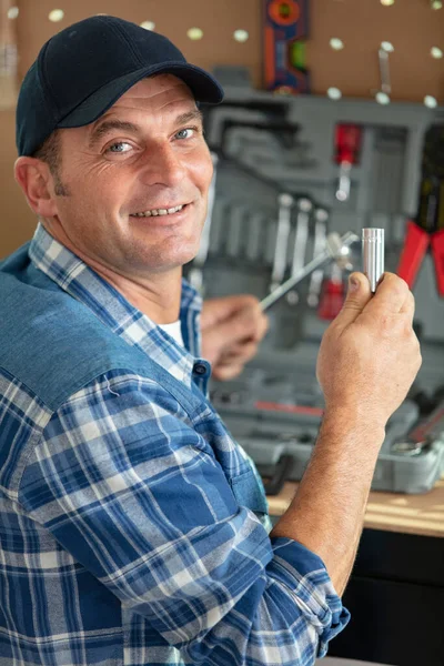Sorrindo Handyman Caixa Ferramentas Contra Fundo Branco — Fotografia de Stock