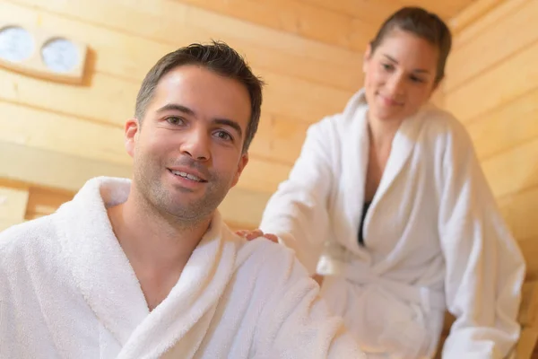 Glückliches Paar Beim Gemeinsamen Saunagang Wellnessbereich — Stockfoto