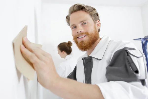 Young Contractor Sanding Wall Sandpaper — Stock Photo, Image