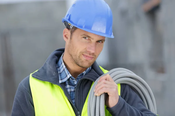 Constructor Atractivo Seguro Mismo Sosteniendo Cables —  Fotos de Stock