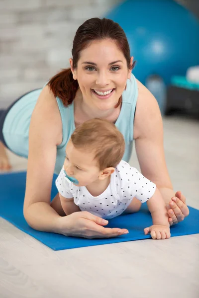 Genç Anne Bebeğiyle Birlikte Fiziksel Yoga Egzersizleri Yapıyor — Stok fotoğraf