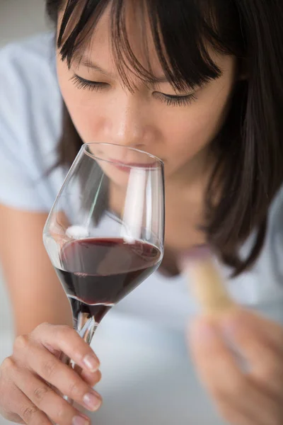赤ワインを飲む女の姿を間近に見る — ストック写真