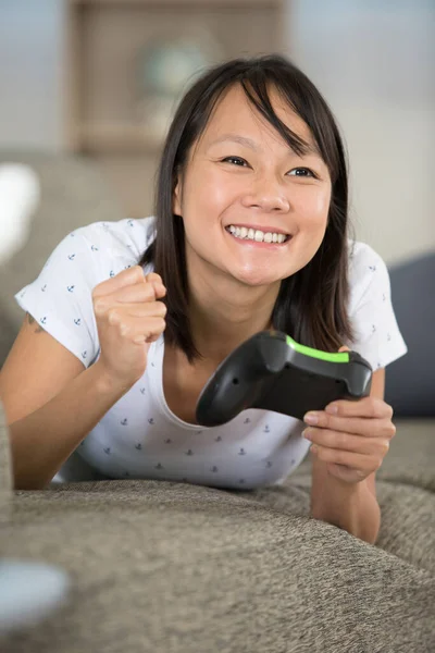 Ευτυχισμένη Γυναίκα Που Παίζει Online Κέρδισε Ένα Διαγωνισμό Βιντεοπαιχνιδιών — Φωτογραφία Αρχείου