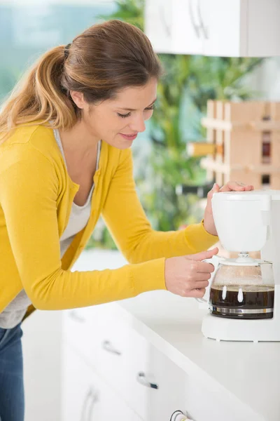 기계에서 커피를 만드는 부엌에 — 스톡 사진