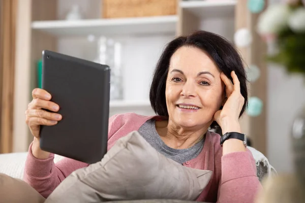 タブレット コンピューターを使用して魅力的な年配の女性 — ストック写真