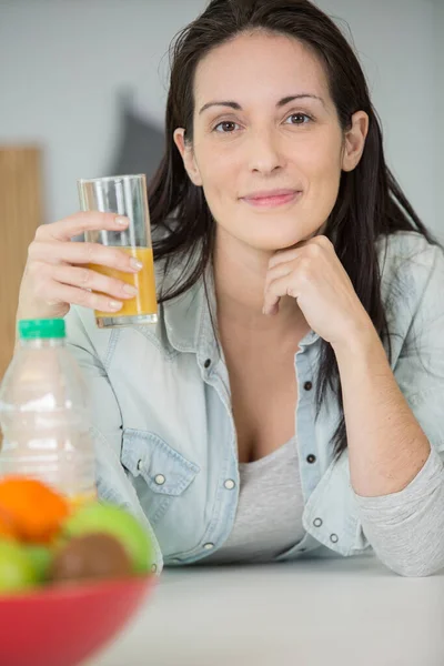 Mooie Jonge Vrouw Met Glas Sinaasappelsap — Stockfoto
