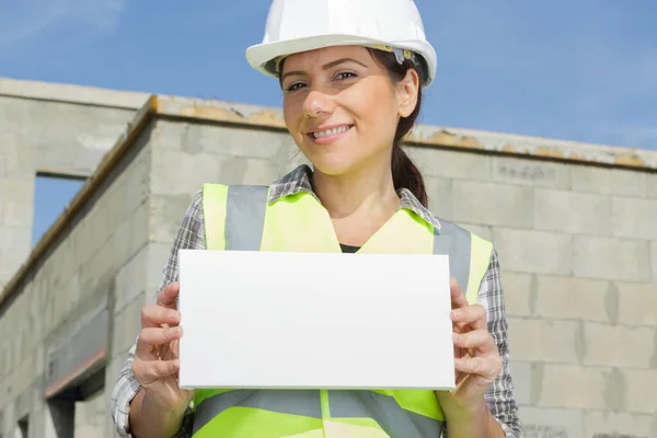 Mujer Constructora Mostrando Dedo Una Pancarta Blanco —  Fotos de Stock