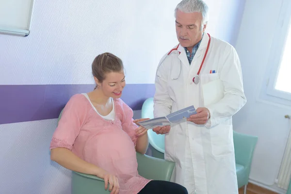 Schwangere Mit Arzt Klinik — Stockfoto