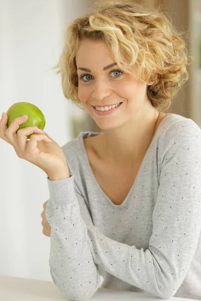 漂亮的女士手里拿着一个绿色的苹果 — 图库照片