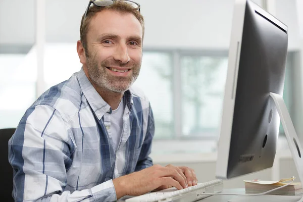 Glücklicher Mann Der Von Hause Aus Mit Laptop Arbeitet — Stockfoto