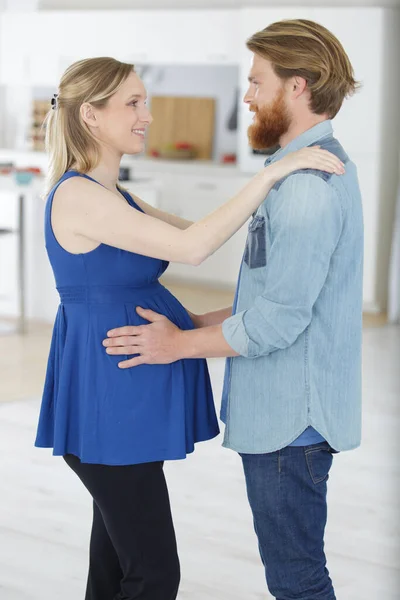 快乐的怀孕夫妇在室内跳舞 — 图库照片