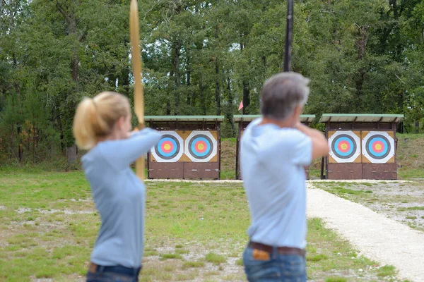 男人和女人练习射箭 — 图库照片