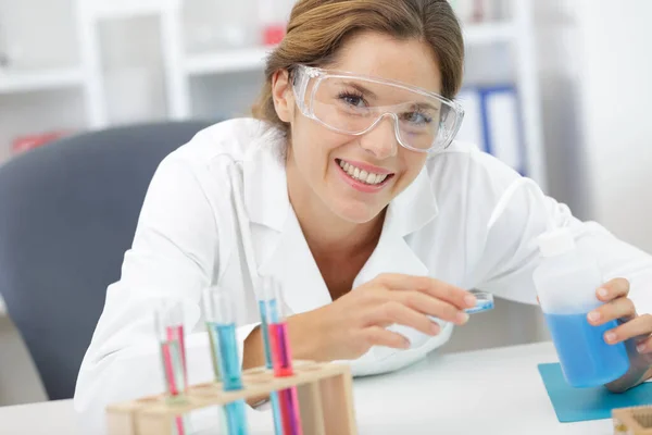 Jovem Cientista Feminina Atraente Segurando Frasco Laboratório — Fotografia de Stock