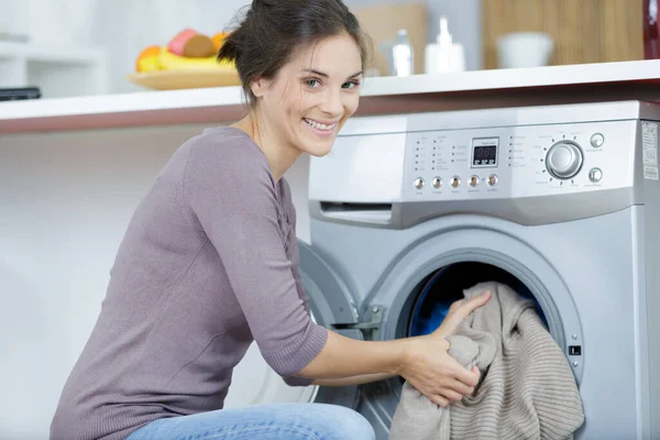 Ευτυχισμένη Γυναίκα Που Χρησιμοποιεί Πλυντήριο Ρούχων Στο Σπίτι — Φωτογραφία Αρχείου