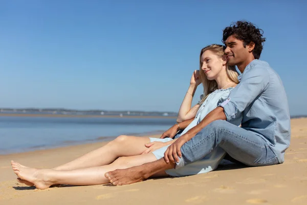 Gelukkig Paar Zittend Strand Romantisch Man Vrouw — Stockfoto
