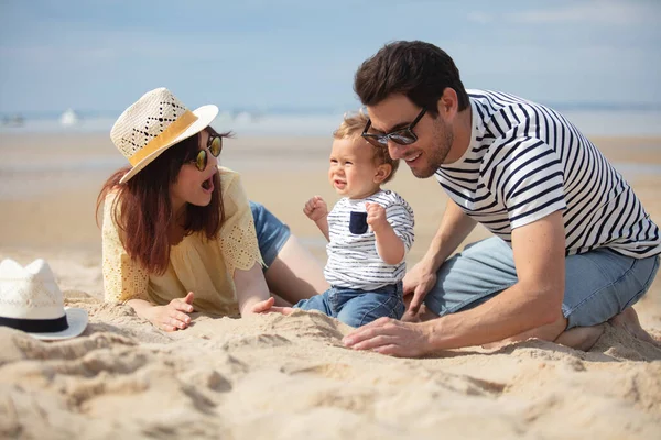 Mladá Rodina Tráví Drahocenný Čas Spolu Pláži — Stock fotografie