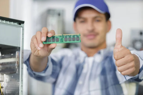 Engenheiro Mostra Microchips Computador — Fotografia de Stock