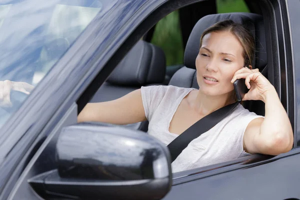 Γυναίκα Οδηγός Που Χρησιμοποιεί Τηλέφωνο Ενώ Πίσω Από Τιμόνι — Φωτογραφία Αρχείου