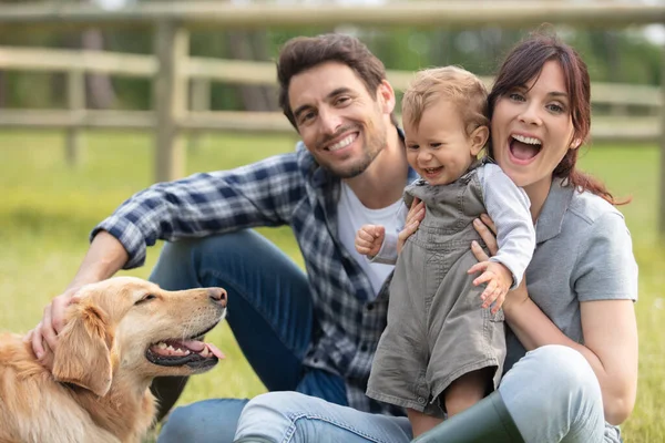 Família Jovem Feliz Com Cão — Fotografia de Stock