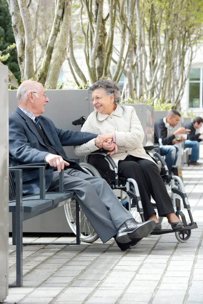 Cuplu Senior Stând Bancă Parc Ținându Mâini — Fotografie, imagine de stoc