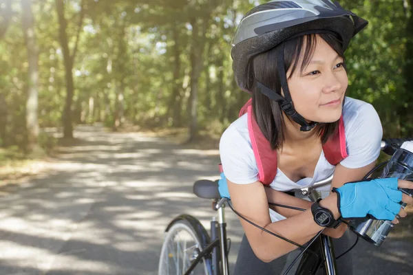 戴着自行车头盔的年轻快乐女子的肖像 — 图库照片